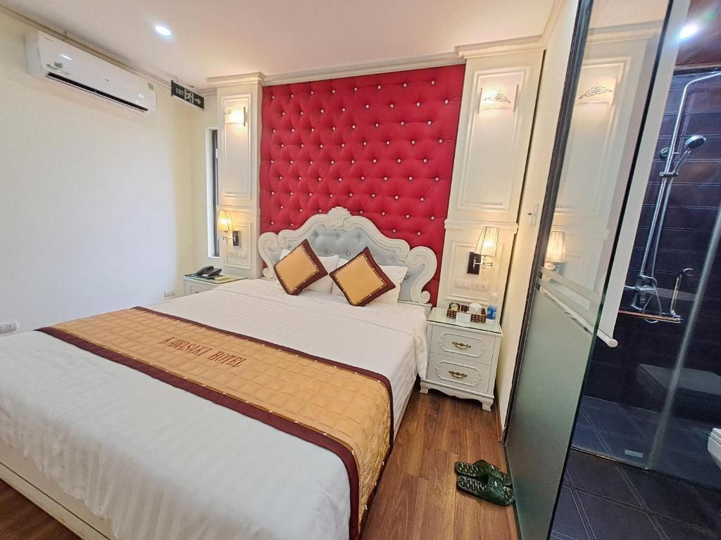 Postel nebo postele na pokoji v ubytování Kawasaki Noi Bai Airport Hotel