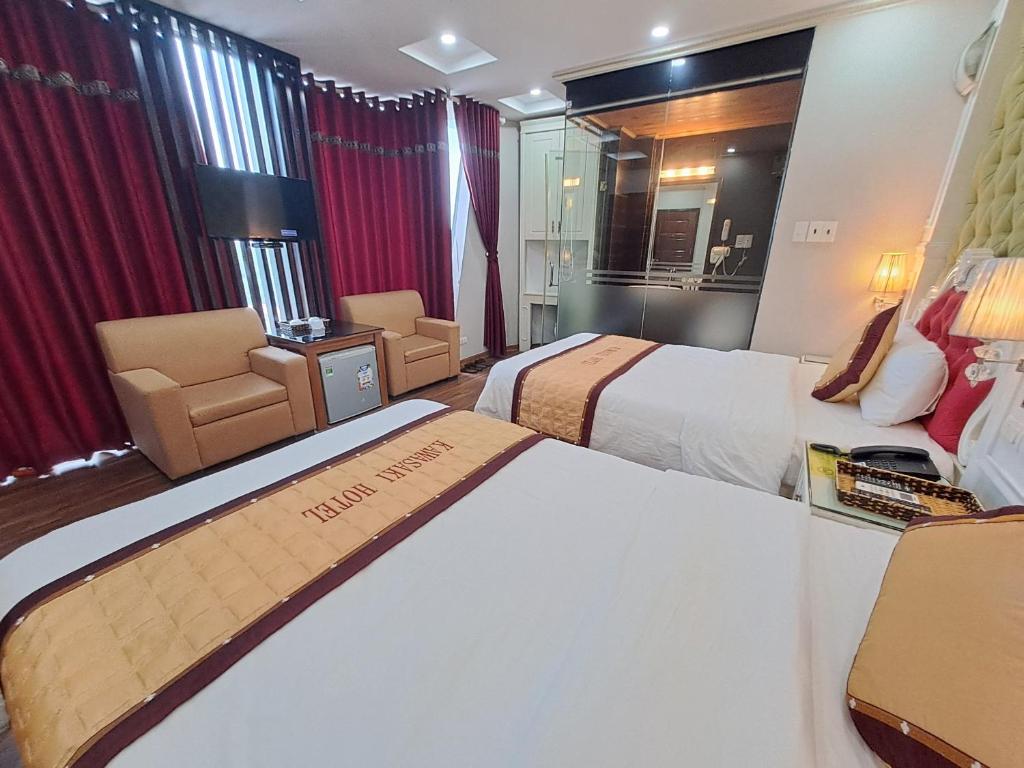 Postel nebo postele na pokoji v ubytování Kawasaki Noi Bai Airport Hotel