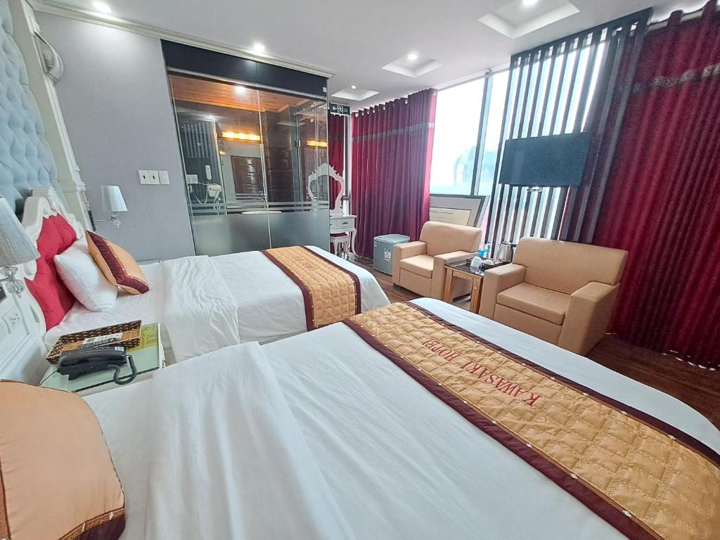 Postel nebo postele na pokoji v ubytování Kawasaki Noi Bai Airport Hotel