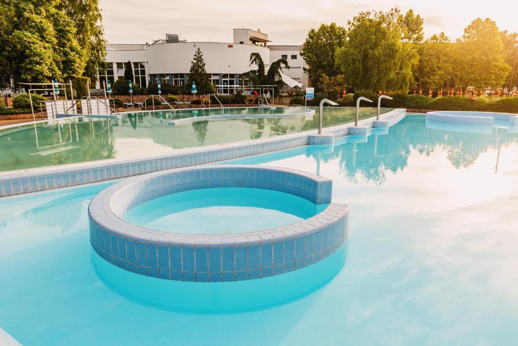 Bazén v ubytování Thermal Hotel Campino nebo v jeho okolí