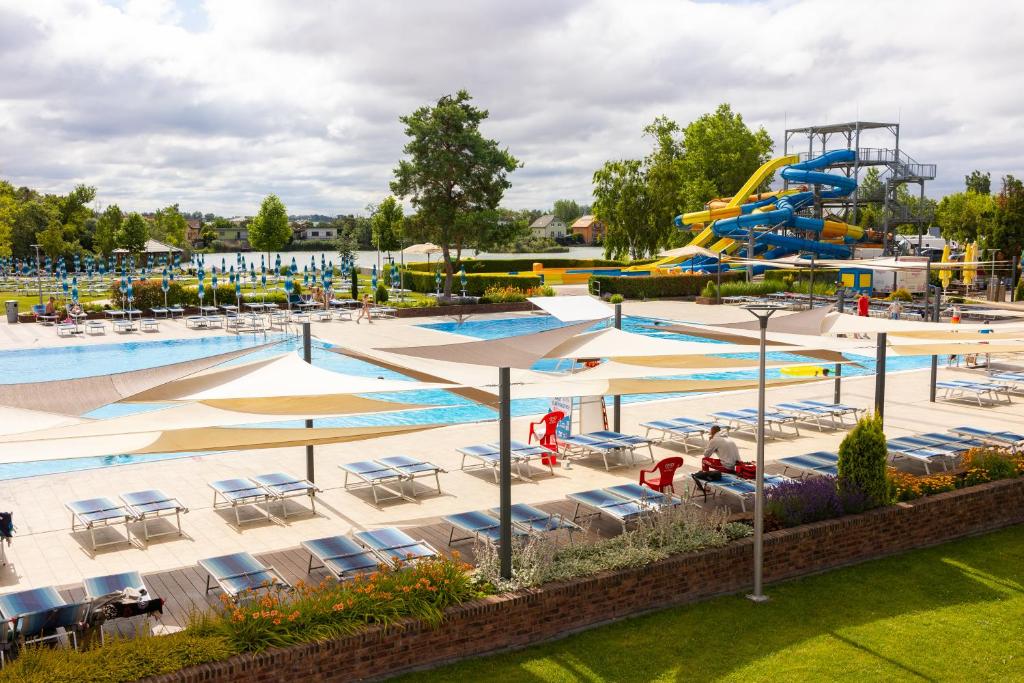 Bazén v ubytování Thermal Hotel Campino nebo v jeho okolí