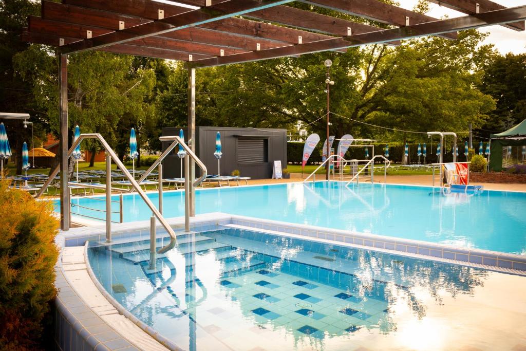 Bazén v ubytování Thermal Hotel Campino nebo v jeho okolí