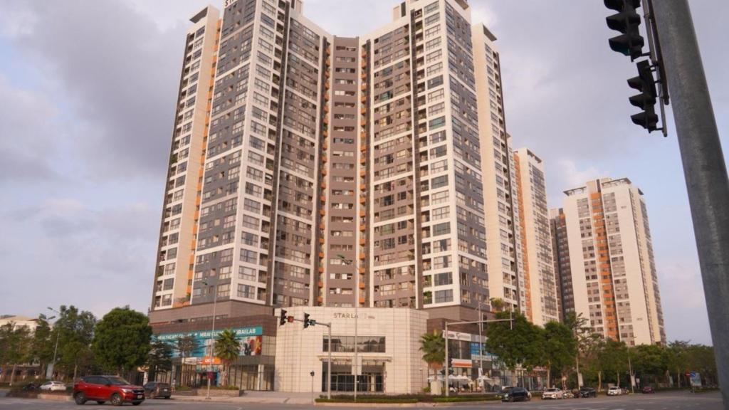 a large tall building in the middle of a street at Starlake Daewoo Deluxe Apartment Managed by Anstay in Hanoi