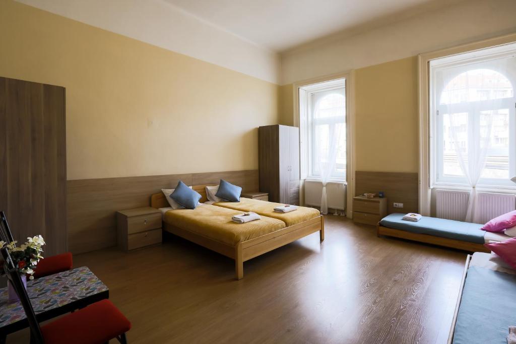 Posezení v ubytování East Private Rooms