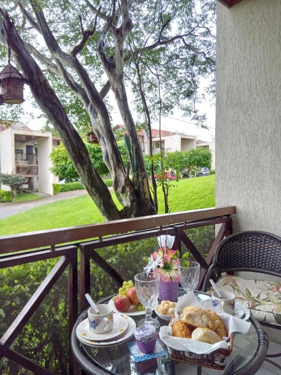 a table with a tray of food on a balcony at Flat studio monte castelo gravatá PE in Bezerros