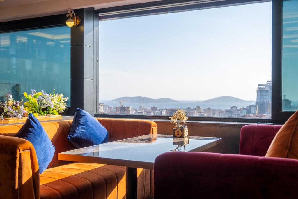 Nespecifikovaný výhled na hory nebo výhled na hory při pohledu z hotelu