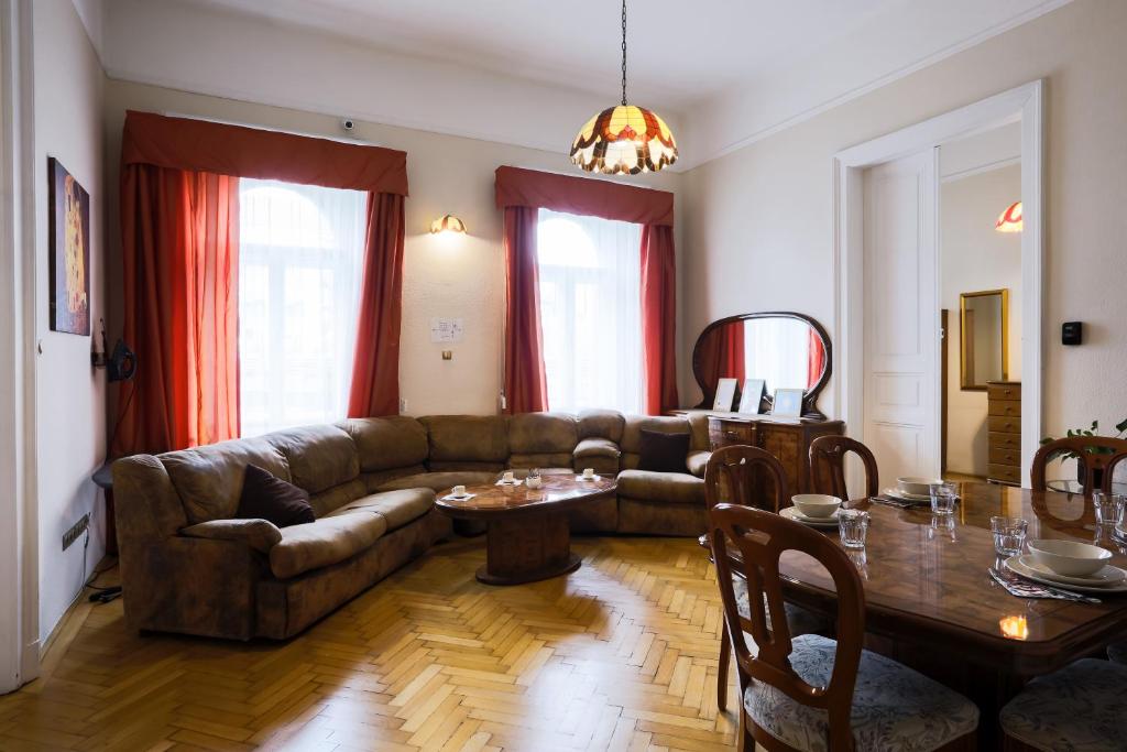 Posezení v ubytování East Private Rooms