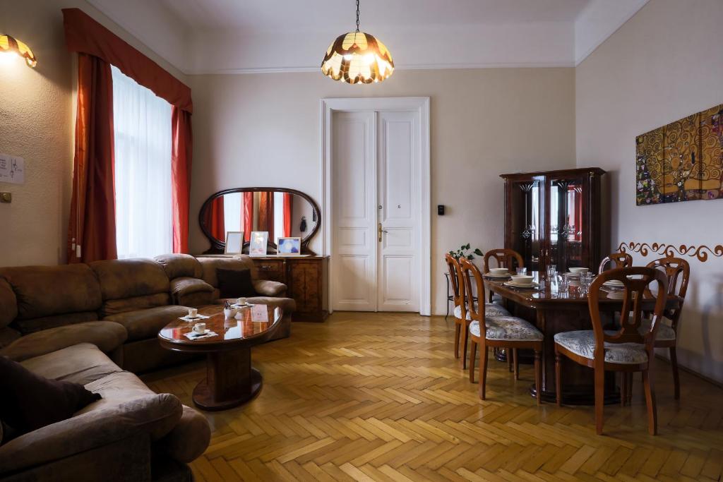 Posezení v ubytování East Private Rooms