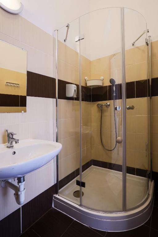 A bathroom at East Station Private Rooms