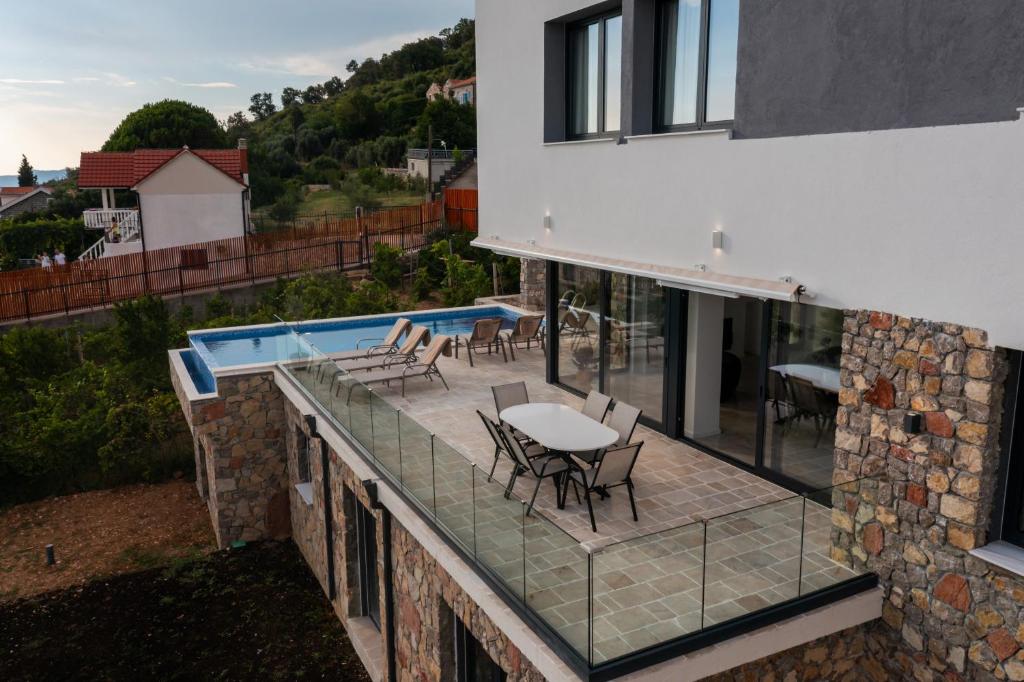 Villa Mareの敷地内または近くにあるプール
