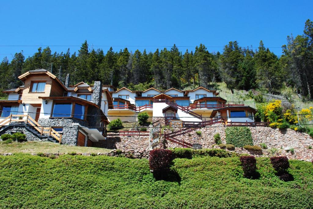 um grupo de casas numa colina com árvores em Alun Bungalows Apart em San Carlos de Bariloche