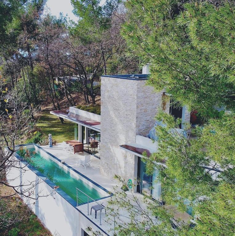 une vue aérienne d'une maison avec piscine dans l'établissement Contemporary california style property, Sleep 5, à Tourrettes-sur-Loup