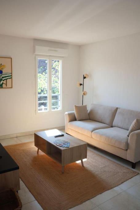 un salon avec un canapé et une table basse dans l'établissement Suberbe appartement climatisé avec terrasse, à Saint-Raphaël