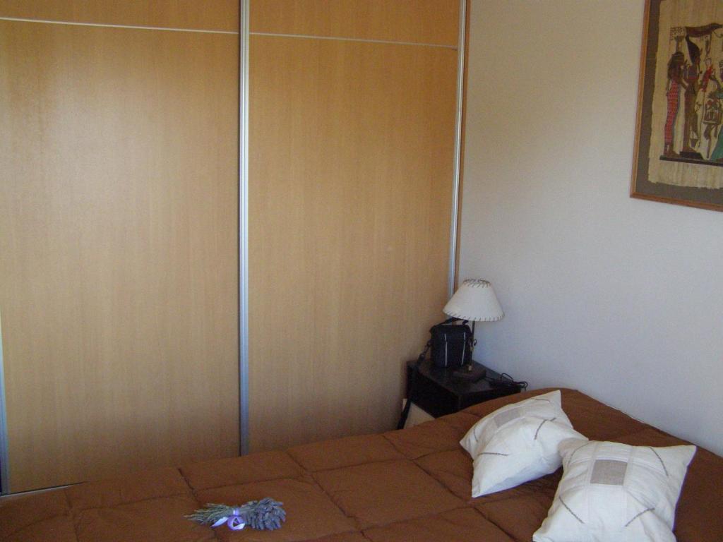 a bedroom with a bed and a lamp on a table at Apartamento Edificio Atlantis I in Villa Carlos Paz