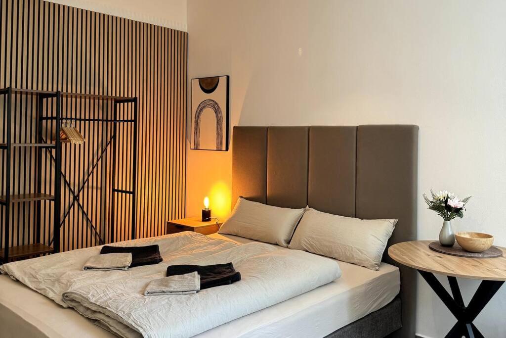 Hotel Kleines stilvolles Apartment, a bedroom with a large bed and a table at Kleines stilvolles Apartment in Berlin
