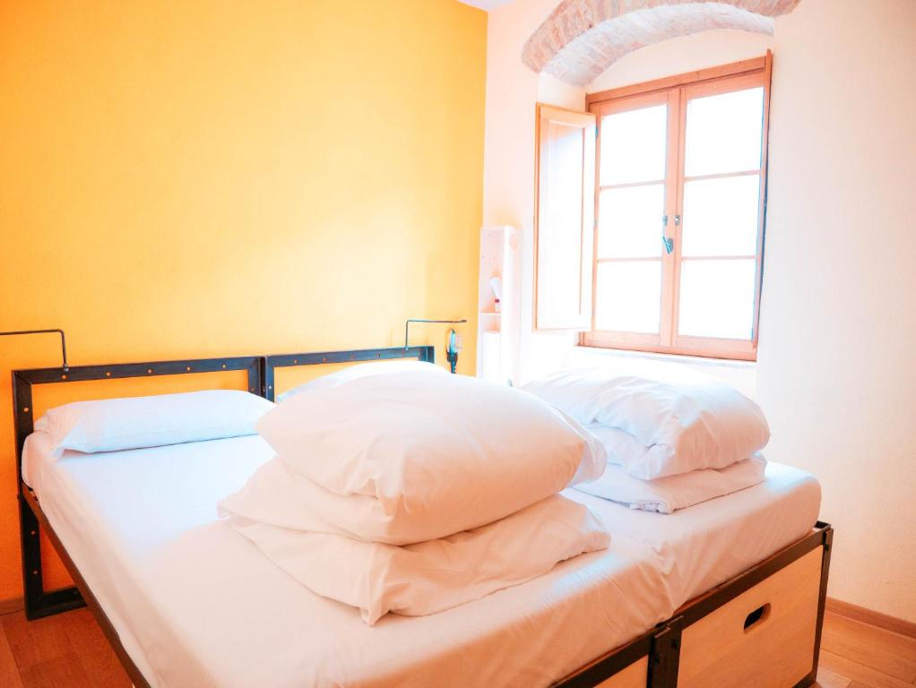 Postel nebo postele na pokoji v ubytování Ostello Bello Assisi Bevagna