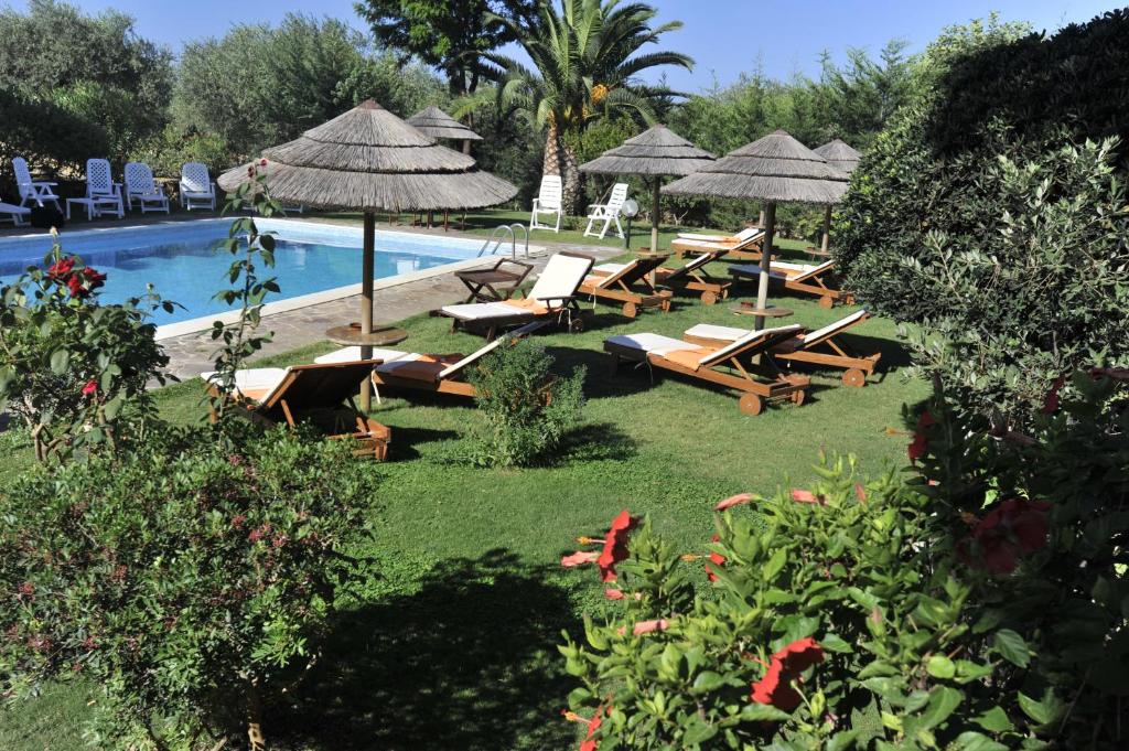 Bazén v ubytování Country Hotel Vessus nebo v jeho okolí