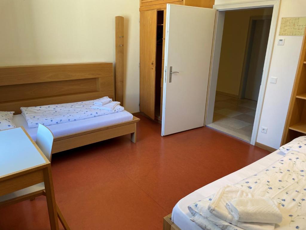 Postel nebo postele na pokoji v ubytování Priesterseminar Brixen