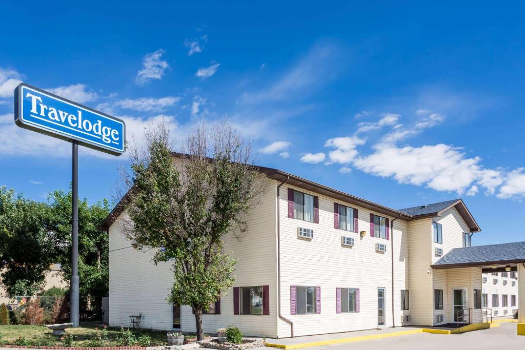 Un edificio con un cartel de hotel. en Travelodge by Wyndham Longmont, en Longmont