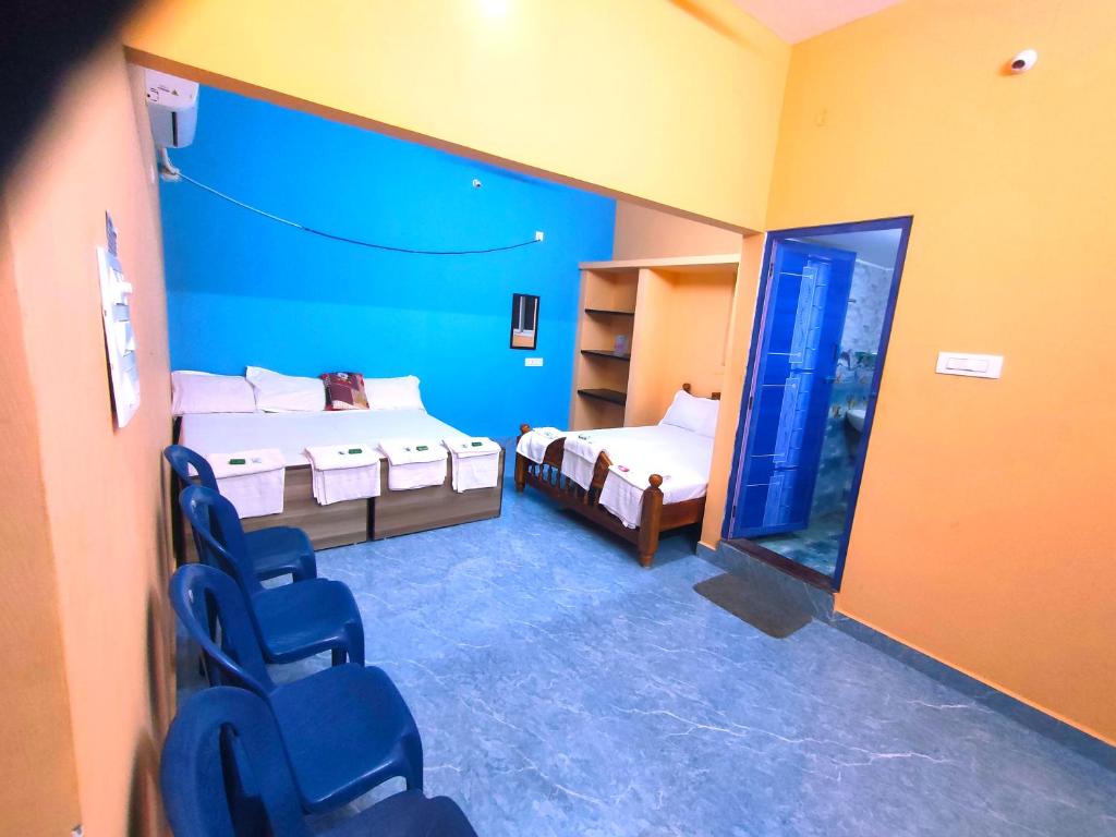 Postel nebo postele na pokoji v ubytování Pushpa Mahal A/C & Pushpa Residency