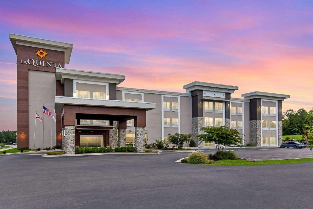 una representación del frente de un hotel en La Quinta by Wyndham Cullman, en Cullman