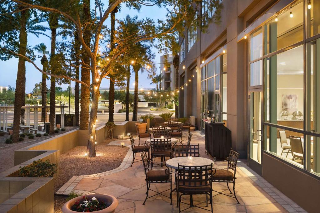 Posezení v ubytování Embassy Suites by Hilton Phoenix Downtown North