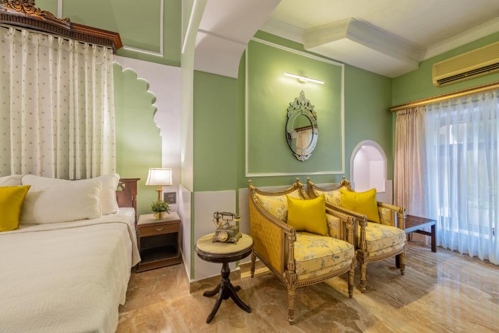 Posezení v ubytování Dera Rawatsar - Heritage Hotel