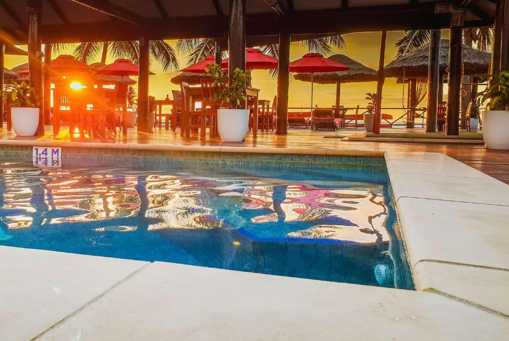 Bazén v ubytování Ramada Suites by Wyndham Wailoaloa Beach Fiji nebo v jeho okolí