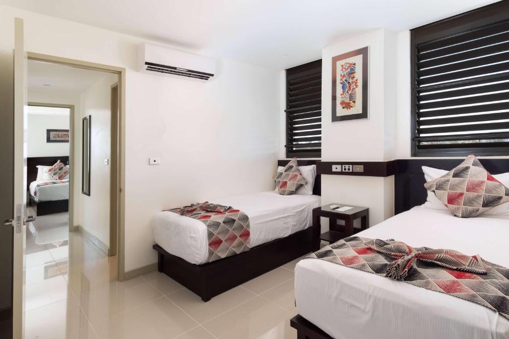 Postel nebo postele na pokoji v ubytování Ramada Suites by Wyndham Wailoaloa Beach Fiji