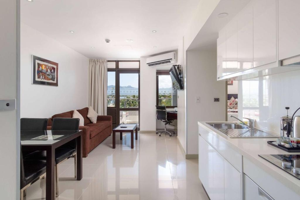 Kuchyň nebo kuchyňský kout v ubytování Ramada Suites by Wyndham Wailoaloa Beach Fiji