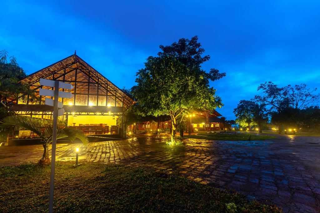 卡萨拉戈德SandalMist Resort and Spa的晚上，建筑物前有招牌
