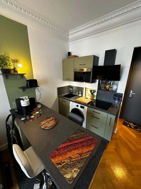 Kuchyň nebo kuchyňský kout v ubytování STUDIO NEUF ET PROCHE DES PLAGES DE JUAN LES PINS