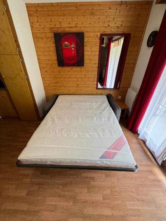 Postel nebo postele na pokoji v ubytování CHEZ ERIC appart 4 pers orelle