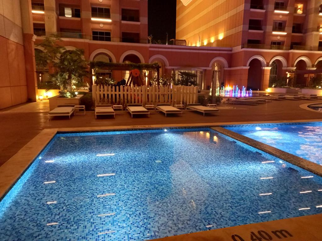 Bazén v ubytování Luxurious Apartment in The Pearl, Qatar nebo v jeho okolí