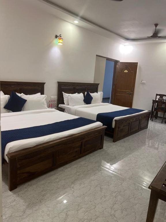 Postel nebo postele na pokoji v ubytování Rangmahal Pushkar by DIV HOSPITALITY