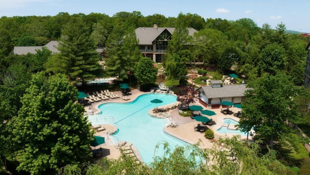 una vista aerea di un resort con piscina di Marriott Willow Ridge Luxury Studio a Branson