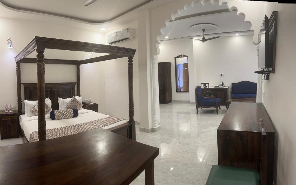 Postel nebo postele na pokoji v ubytování Rangmahal Pushkar by DIV HOSPITALITY