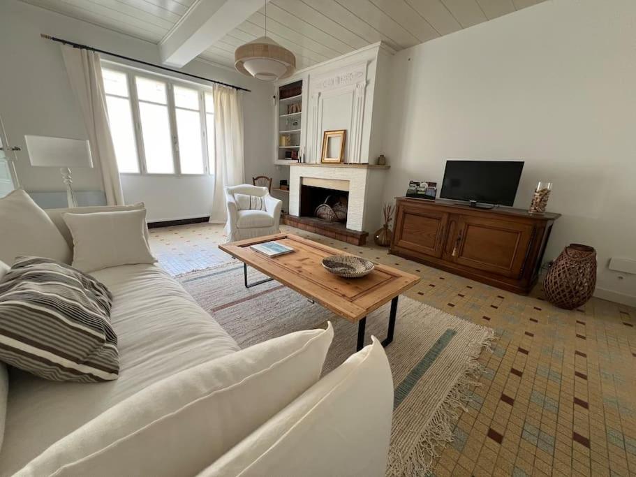 La Maison de l'Estuaire في سانت-إستيف: غرفة معيشة بها أريكة وطاولة