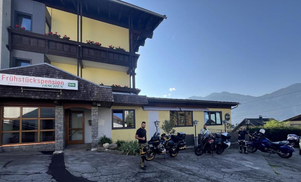Pemandangan gunung umum atau pemandangan gunung yang diambil dari hotel