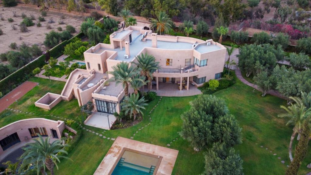 an aerial view of a large house with a swimming pool at Villa familiale 5 chambres in Marrakech