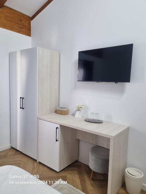 TV a/nebo společenská místnost v ubytování Cabanele Borsa View