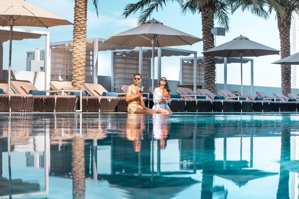 Bazén v ubytování The First Collection Dubai Jumeirah Village Circle, a Tribute Portfolio Hotel nebo v jeho okolí