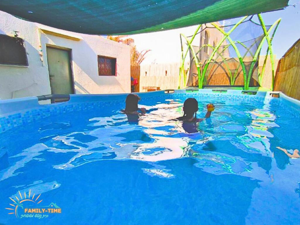 Family-TIME בית נופש משפחתי באילתの敷地内または近くにあるプール