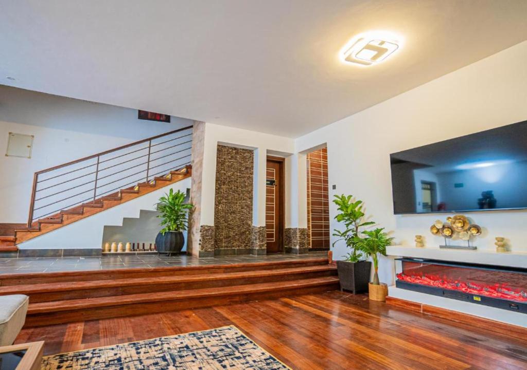 TV a/nebo společenská místnost v ubytování Light Villas Gigiri