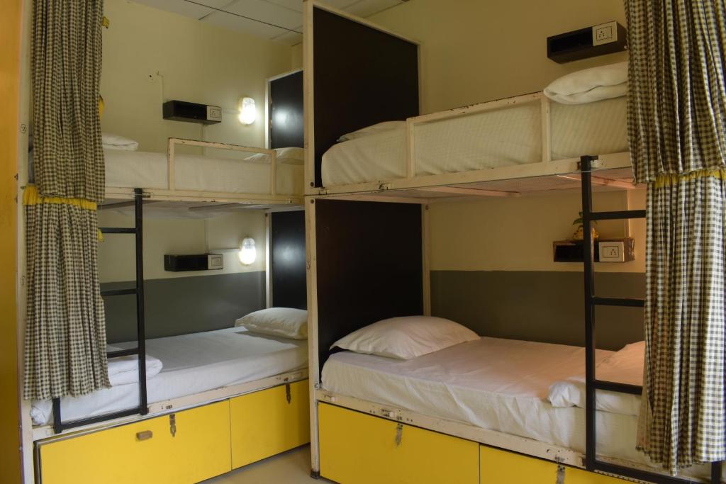 Postel nebo postele na pokoji v ubytování Julley Commune Rishikesh