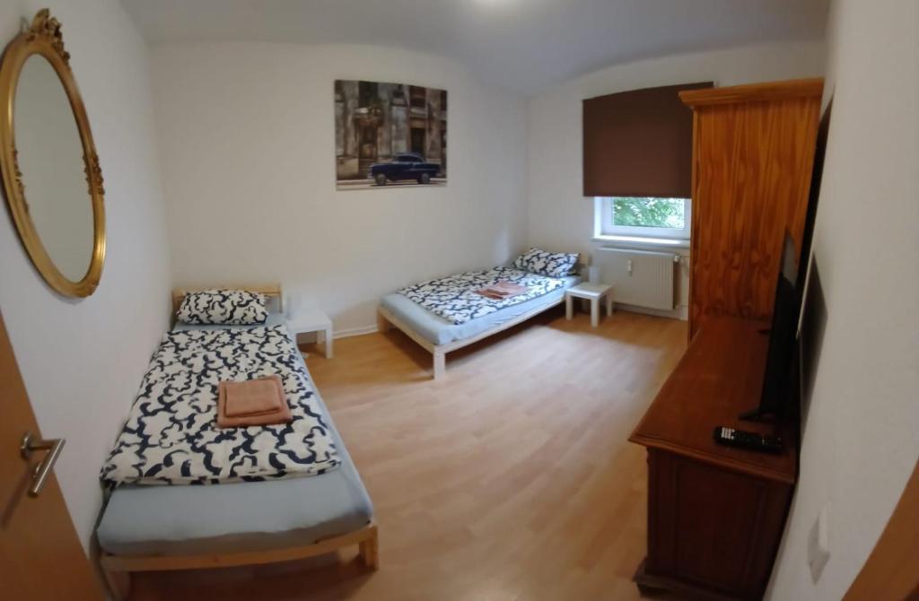 Ένα ή περισσότερα κρεβάτια σε δωμάτιο στο LivingRoom Hagenstr 2 Salzgitter Apartment 2 Zimmer