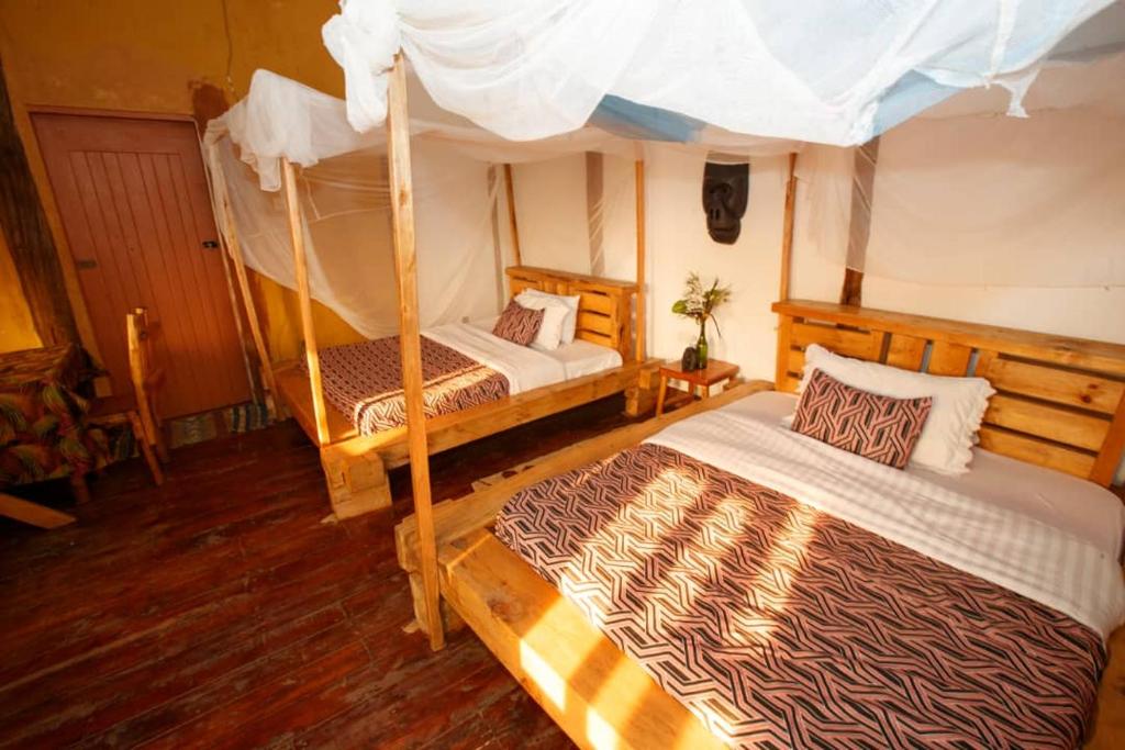 Postel nebo postele na pokoji v ubytování Bwindi My Home