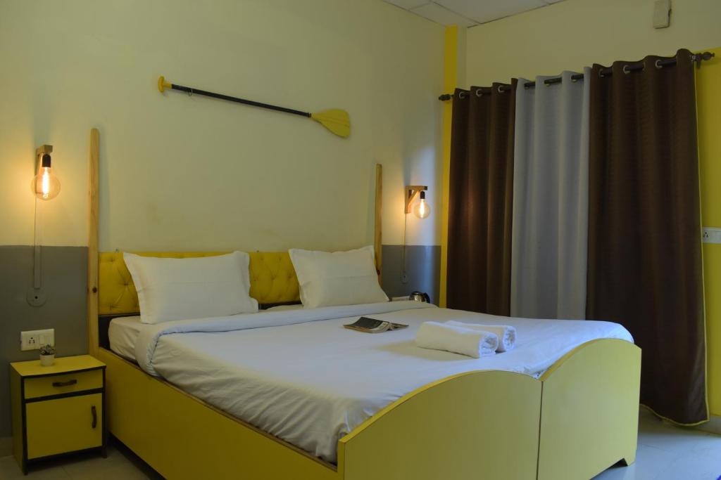 Postel nebo postele na pokoji v ubytování Julley Commune Rishikesh