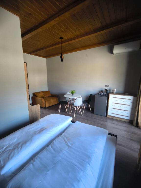 Postel nebo postele na pokoji v ubytování Arazani