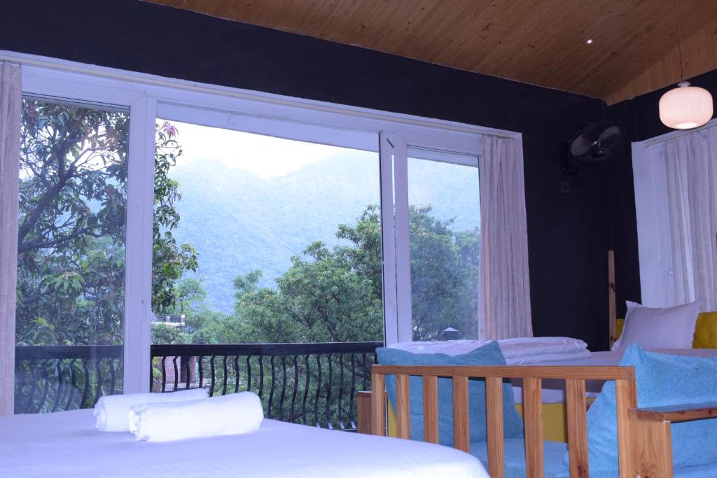 Nespecifikovaný výhled na hory nebo výhled na hory při pohledu z hostelu